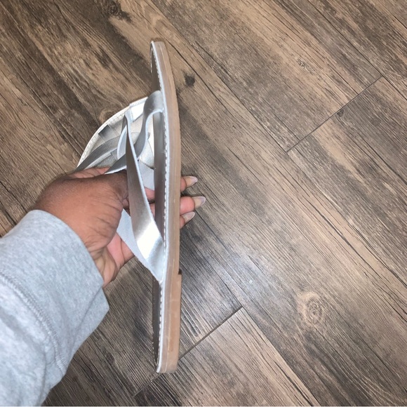 Madewell The Boardwalk Thong Sandal In Metallic Leather - Picture 10 of 11